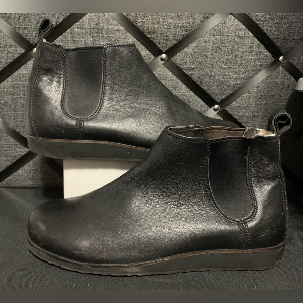 EMU Australia Razorback Leather Sheepskin Lining Boots Men's Size 13 Black